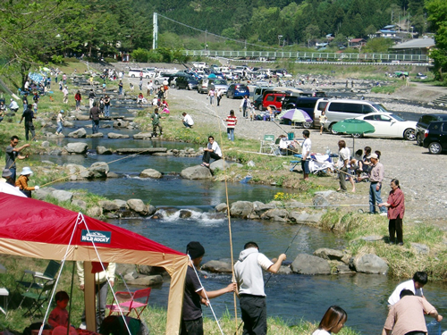 丹波川の河川敷を利用して作られた村営つり場