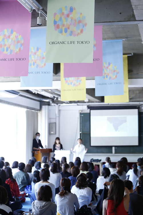 みんな真剣 レッスン風景 ヨガに関する座学も用意されている