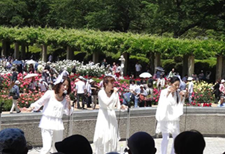 人気の「ばら園コンサート」