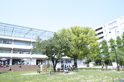 会場の「3331 Arts Chiyoda」は旧練成中学校を利用して誕生 広々スペースでのんびり