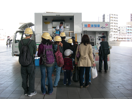 東京都江戸東京博物館(江戸博)会場 起震車体験の様子