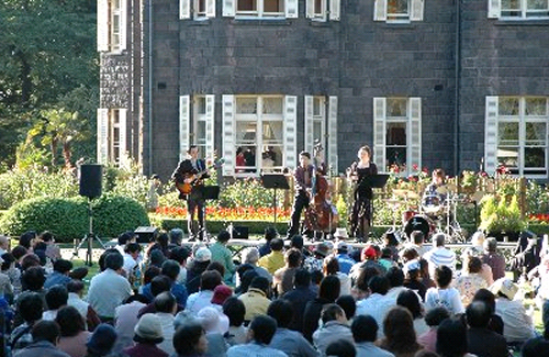 洋館横の芝生広場で「バラの音楽会」を実施