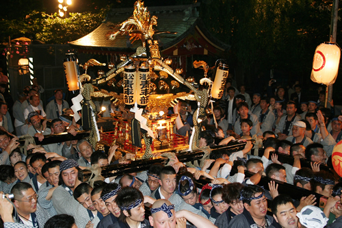 100基の神輿が集合離散するさまは圧巻のひとこと