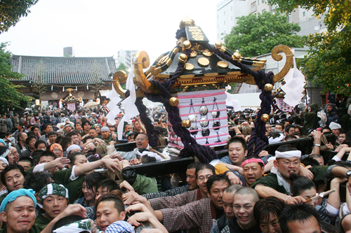神社境内はすべて人、人、人で埋め尽くされる