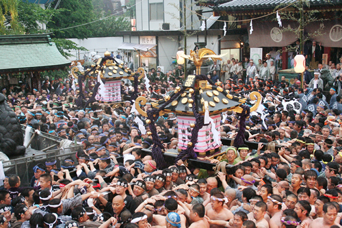 約1万人が担いで、各町をまる1日かけて渡御していく