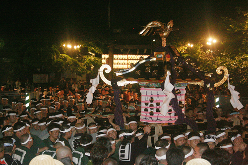 夜の20時頃に神輿が戻ってきて「宮入り」となる