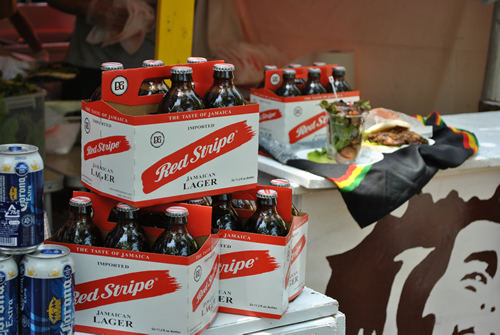 レゲエファンの間で絶大な人気を誇るRed Stripe/レッドストライプ。潮風を感じる味わい。