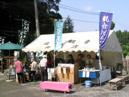 期間中は地元の特産品も販売