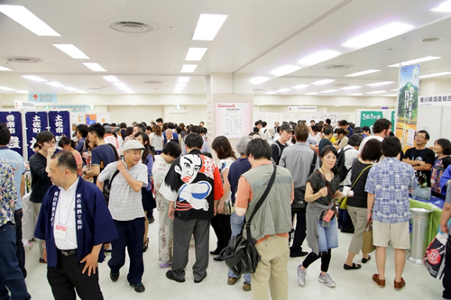 日本酒ファンのみならず大勢の人で賑わうフェア
