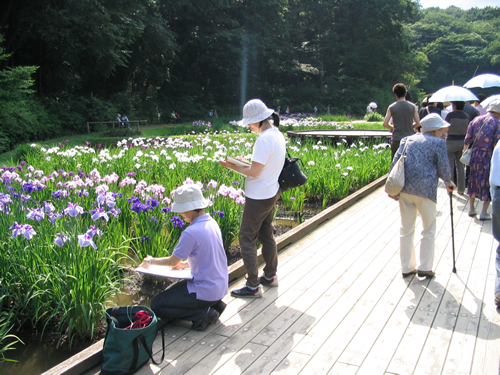 園内には写生する人も多数