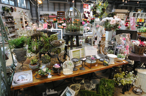 「ガーデンセンター屋内売り場」 ローズガーデンで見たバラの多くを購入できる大型園芸専門店。