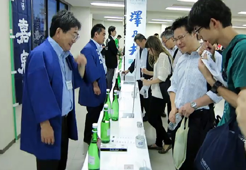 「呑み切り」とはこの冬に製造された貯蔵中の清酒の酒質と熟成の進み具合を評価する行事 写真は嘉泉(福生市の田村酒造場)
