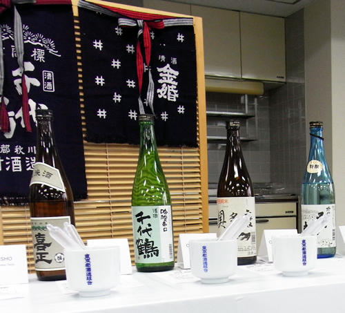 オリジナルのお猪口で自由に試飲が出来る。くれぐれも飲みすぎにはご注意