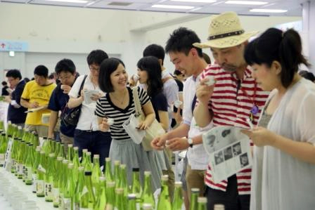 全国の蔵元自慢の日本酒を飲み比べができる