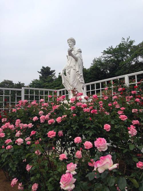 皇室にちなんだバラを集めた花の女神フローラ像と「ロイヤルコーナー」