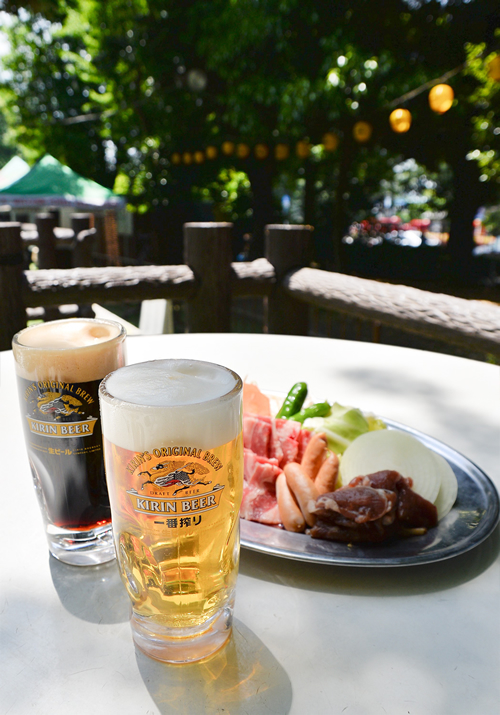 緑に囲まれた閑静な場所で、心地よい風を感じながら生ビールやバーベキューが楽しめる