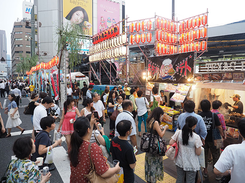 地元の商店街や団体によるさまざまなブース