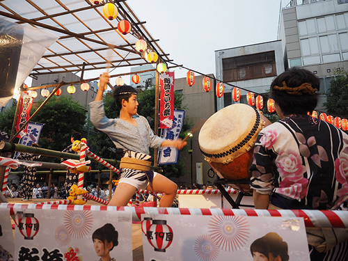 盆踊り太鼓でみんなを盛り上げる