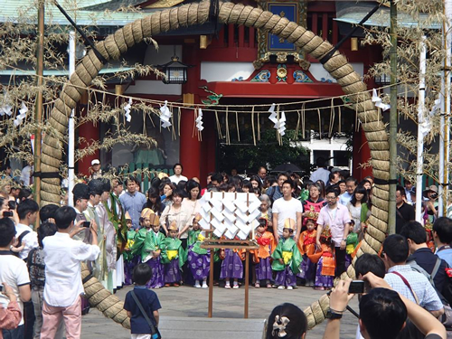 こどもたちが稚児の装束に身を包み、茅の輪くぐりのお練りに参加し、お祓いを受ける