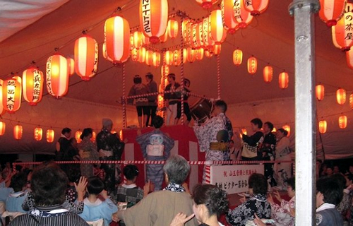 「納涼大会 山王音頭」 境内にテントとやぐらを設置、奉納提灯が所狭しと掲げられる