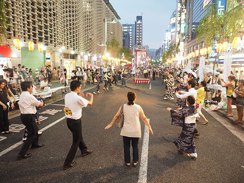 会場のみんなが参加していっしょに踊る
