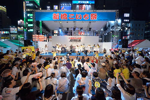 音楽ありお笑いあり、夜まで盛り上がるステージ