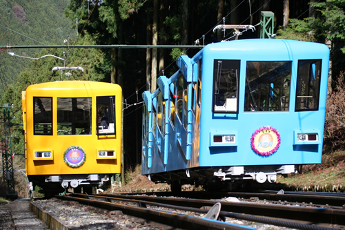 御岳登山鉄道ケーブルカー 麓の滝本駅から終点の御岳山駅まで約6分