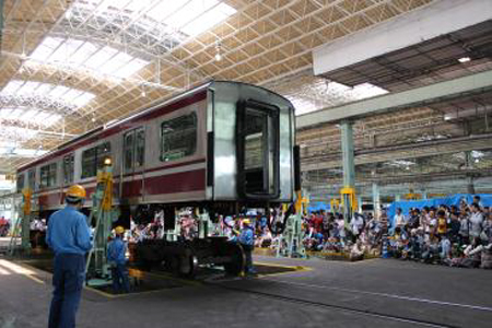 主工場見学ツアー 普段は非公開の工場内を,スタッフが案内