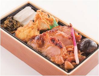 鶏天・鶏すき・照り鶏さらに鶏飯まで! 〈吉野とりめし保存会〉大分とりづくし弁当 1,296円 ※各日限定30個