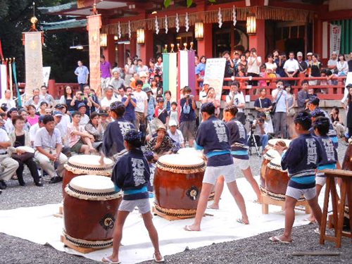 境内でおこなわれる太鼓演奏