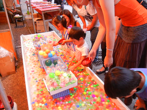 わた菓子やお好み焼き、たこ焼き、金魚すくいやスーパーボールすくいなどお祭りならではの縁日が多数並ぶ