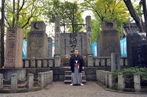 境内にある「横綱力士碑」 江戸勧進相撲発祥の地として有名な富岡八幡宮。境内には歴代横綱を顕彰する碑が建てられている。高さ3.5m、幅3m、重さ20トンの堂々たる石碑で、賛同者には伊藤博文、山県有朋、大隈重信などの名前も。