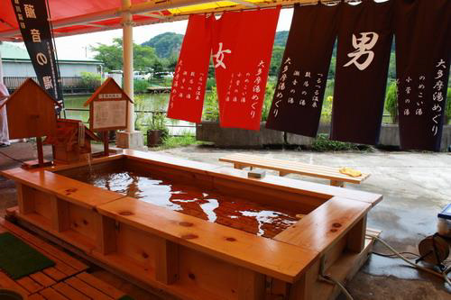 足湯も用意 歩き疲れたらどうぞ