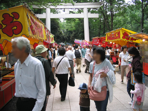 来場者数は約7万人。おおぜいの参拝客で賑わう大國霊神社の参道。