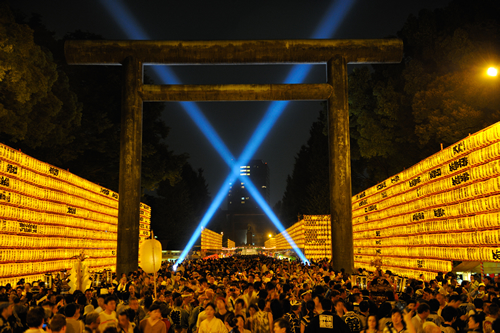 九段の夜空を彩る光の祭典「靖國神社 みたままつり」が7月13日(月)~16日(木)に開催