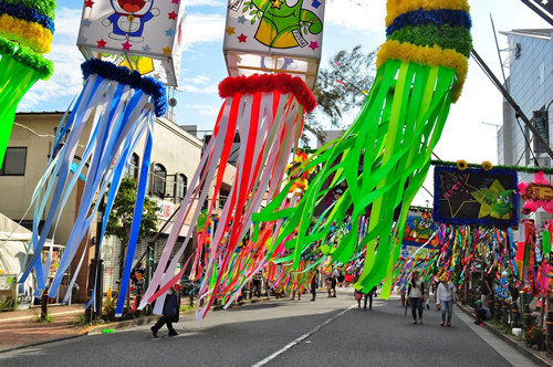 福生のまちがお祭り一色に彩られる。