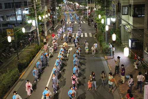 圧巻の「民踊パレード」は2kmを舞い踊りながら進んで行く