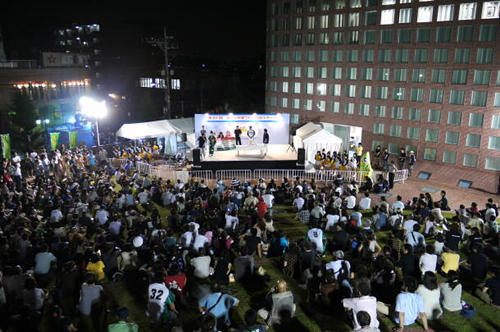 福生市役所 丘の広場でもダンス、コーラス、弾き語り、手品などが連日繰り広げられる