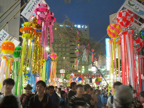 「夜遅くまで賑わう祭り」 夜遅くまで会場は大賑わい。多摩地域随一のお祭り