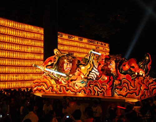「外苑の提灯と青森ねぶた」 東北三大祭りの一つ「ねぶた」が奉納。迫力の「青森ねぶた」がお祭りに彩りを添える。
