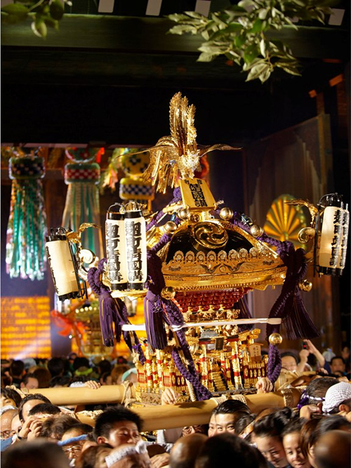 勇壮な「神輿振り」