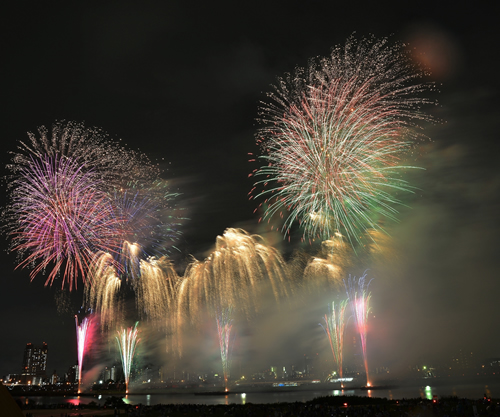 クライマックスは「威風堂々」の音楽に合わせて、黄金に輝く「満開のしだれ桜」へと続く