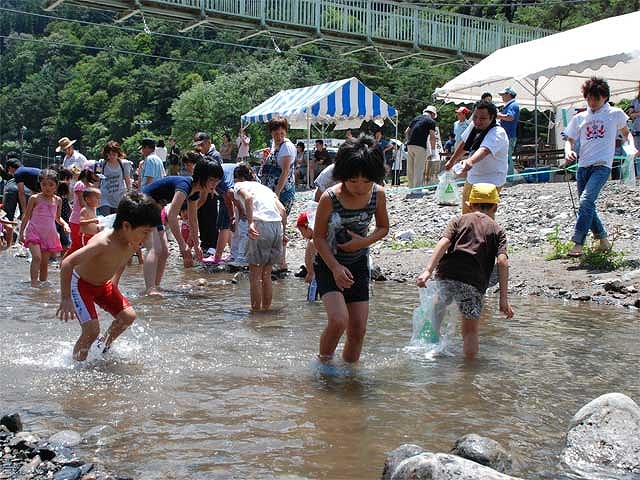 魚のつかみ取り