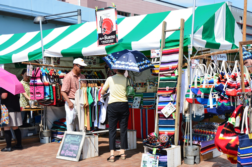 民芸品、特産物などの物販ブース