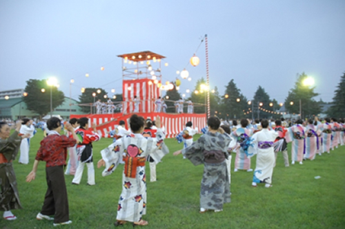 隊員と市民踊り団体との盆踊り
