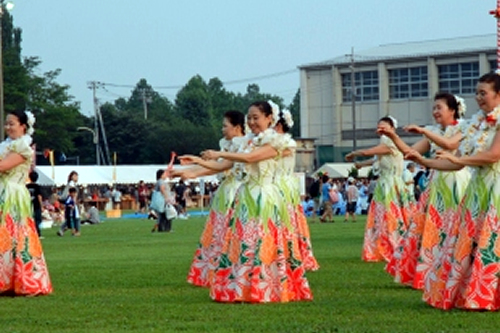 狭山市フラダンスクラブ「ナニモエ」によるショー