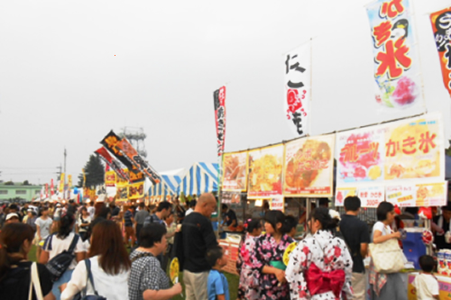 隊員によるかき氷やたこ焼きなどの飲食ブース約40店