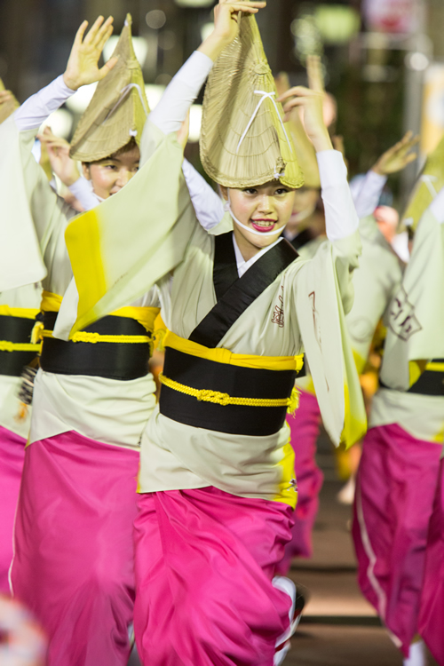 「和の美しさを表現」 濃いピンク色のすそよけが際立つ女踊り。全体の和の美しさを表現。写真は皆で元気づけるという意味の「鼓吹」という言葉が由来の「吹鼓連」。