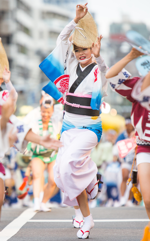 「華やかに舞う女踊り」 隊列を組み華やかに踊る「女踊り」。写真は昭和42年結成の老舗「葵新連」。
