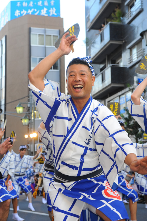 「しなやかで力強い男踊り」 徳島の「うずき連」を伝承すべく日々努力する「ひょっとこ連」。衣装に染め抜かれた「竹」のようにしなやかで力強い男踊り。